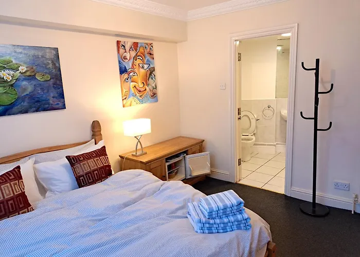 Double Room With Private Bathroom In Flat London Centre