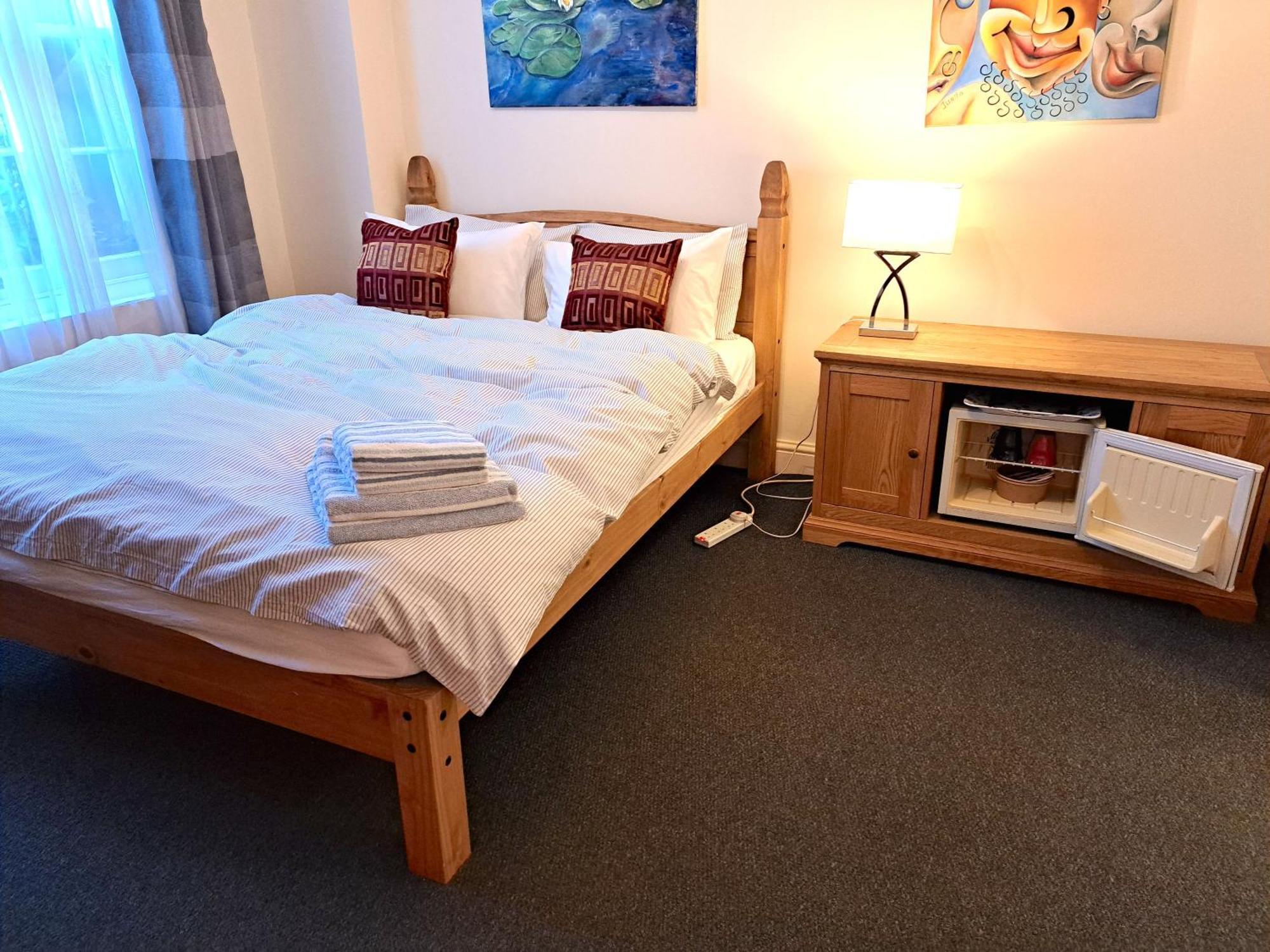 Double With Private Bathroom In Flat Centre * Londra